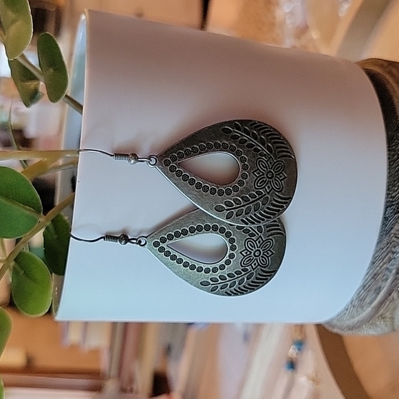 💥LAST PAIR💥Vintage Patina Teardrop Retro Floral Motif Dangle Earrings - Picture 2 of 5